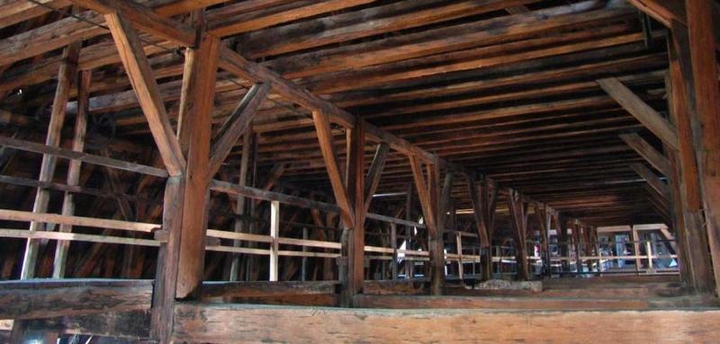 Vue aérienne de la nouvelle flèche de Notre-Dame de Paris en construction avec une charpente en bois traditionnelle